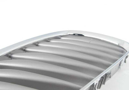 Rejilla decorativa derecha OEM 51117117758 para BMW Z4 E85 (todos los modelos 2.0i, 2.2i, 2.5i con cambio manual y automático). Original BMW.