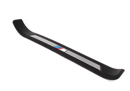 Embellecedor entrada puerta delantera derecha OEM 51472695662 para BMW E39 (todos los modelos compatibles). Original BMW.