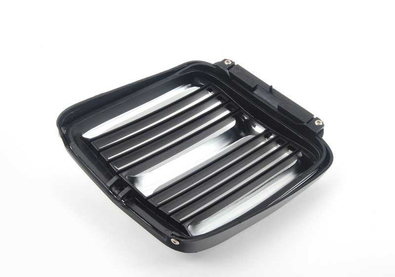 Central decorative grid OEM 51131872047 for BMW E21. Compatible with all E21 models manufactured between 1975 and 1983. Original BMW replacement.
