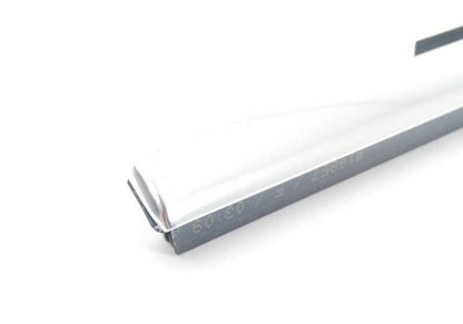 Cubierta exterior de marco puerta trasera izquierda cromada OEM 51357119215 para BMW E90, E90N. Original BMW.