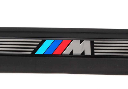 Embellecedor entrada puerta delantera derecha OEM 51472695662 para BMW E39 (todos los modelos compatibles). Original BMW.