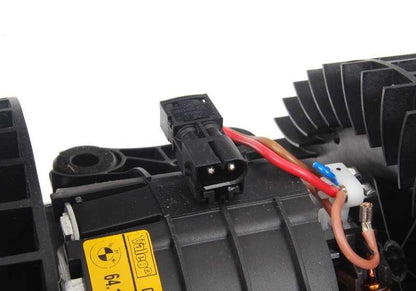 Ventilador climatizador OEM 64118385558 para BMW E39, E53, 5er {520d, 520i} con motores M47 y M52. Compatible con versiones manuales y automáticas. Original BMW.