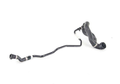 Manguera inferior de radiador al termostato OEM 17127602294 para BMW E82, E92, E93, 135i y 335is con motor N54. Original BMW.