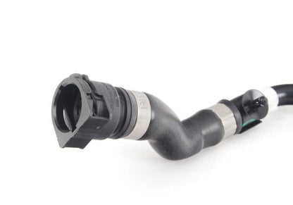 Manguera inferior de radiador al termostato OEM 17127602294 para BMW E82, E92, E93, 135i y 335is con motor N54. Original BMW.
