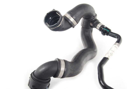Manguera inferior de radiador al termostato OEM 17127602294 para BMW E82, E92, E93, 135i y 335is con motor N54. Original BMW.