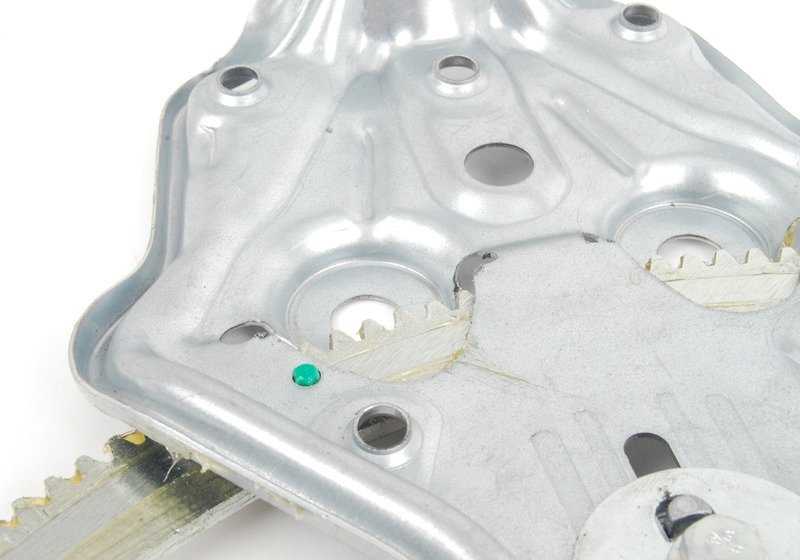 Elevalunas eléctrico delantero izquierdo OEM 51331935641 para BMW Serie 3 E30. Pieza original BMW.