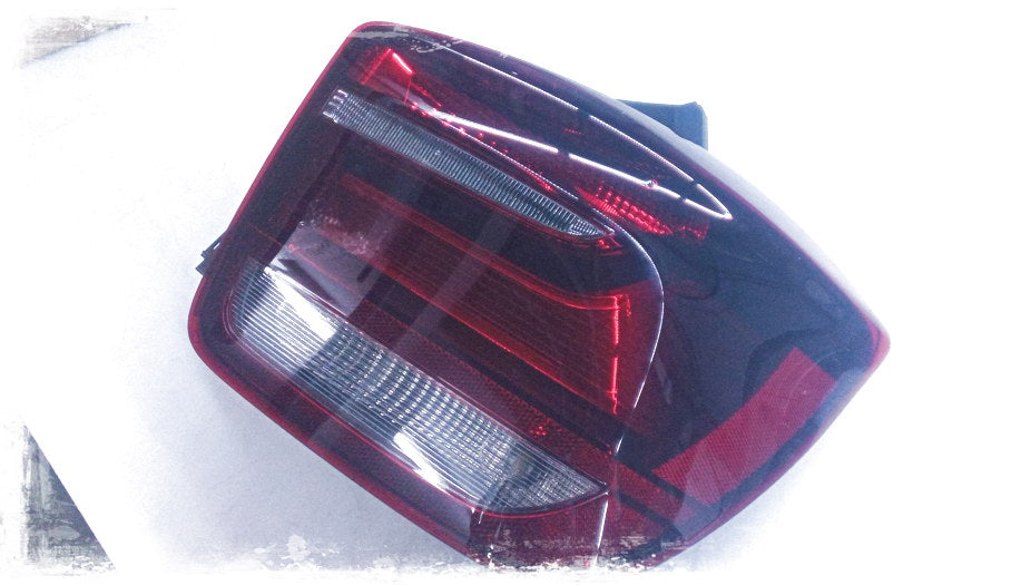 Piloto trasero LED M Performance Blackline derecho oscuro OEM 63212225430 para BMW F20 y F21. Mejora estética deportiva y oscurecida. Compatible con modelos sin faros xenón (requiere codificación). Original BMW.