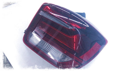Piloto trasero LED M Performance Blackline derecho oscuro OEM 63212225430 para BMW F20 y F21. Mejora estética deportiva y oscurecida. Compatible con modelos sin faros xenón (requiere codificación). Original BMW.