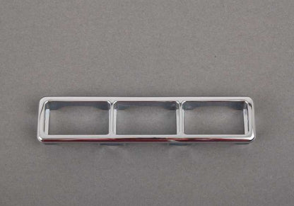Marco triple abovedado cromado OEM 61312268903 para BMW Serie 3 E36 (1993–1998) con motores M40 y M43. Original BMW.