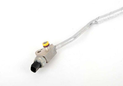 Tubo di pressione di condizionamento dell'aria OEM 64536909448 per BMW E46 {316i, 316CI} Tutti i modelli compatibili. Collegare l'asciugatrice e l'evaporatore. BMW originale.