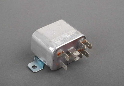 Relé de arranque OEM 61311357104 para BMW Motorrad R247 {R60/6, R75/6} modelos fabricados entre 1973 y 1976. Original BMW.