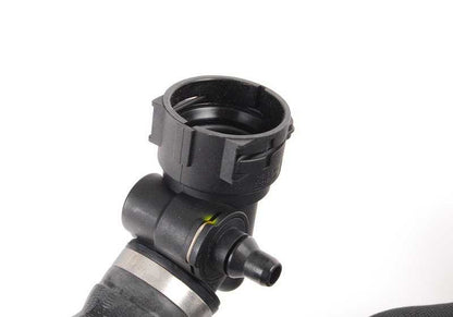 Manguito del radiador OEM 17127575425 para BMW F01, F02. Repuesto original BMW.