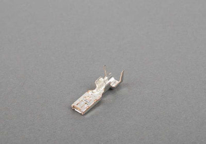 Conector eléctrico OEM 12527514556 para BMW E81 {116d, 116i modelos con motores N47, N45T, N43}. Terminal de enchufe SLK 5.8 mm. Original BMW.