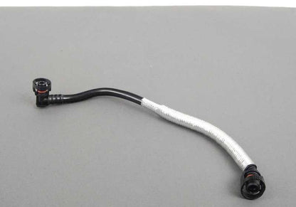 Tubo de ventilación del motor OEM 11617838898 para BMW E60, E61, E63, E64. Original BMW.
