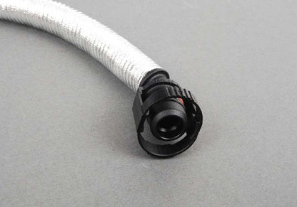 Tubo de ventilación del motor OEM 11617838898 para BMW E60, E61, E63, E64. Original BMW.