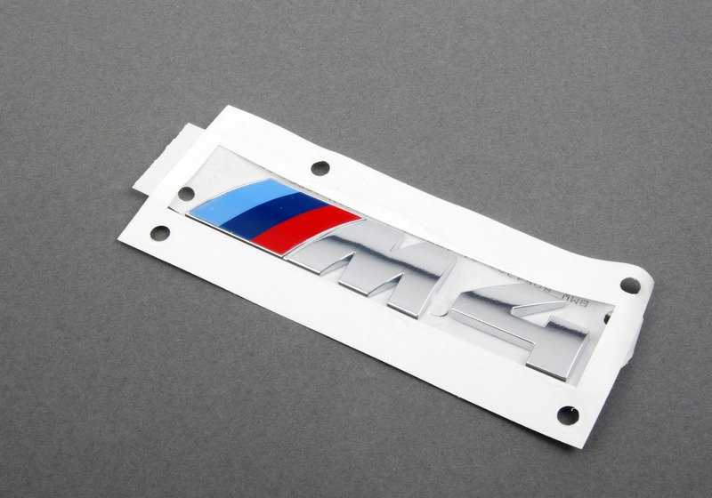 Emblema frontal M4 OEM 51138054330 para BMW F82, F82N, F83, F83N. Original BMW.
