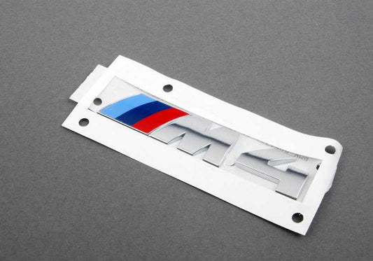 Emblema frontal M4 OEM 51138054330 para BMW F82, F82N, F83, F83N. Original BMW.