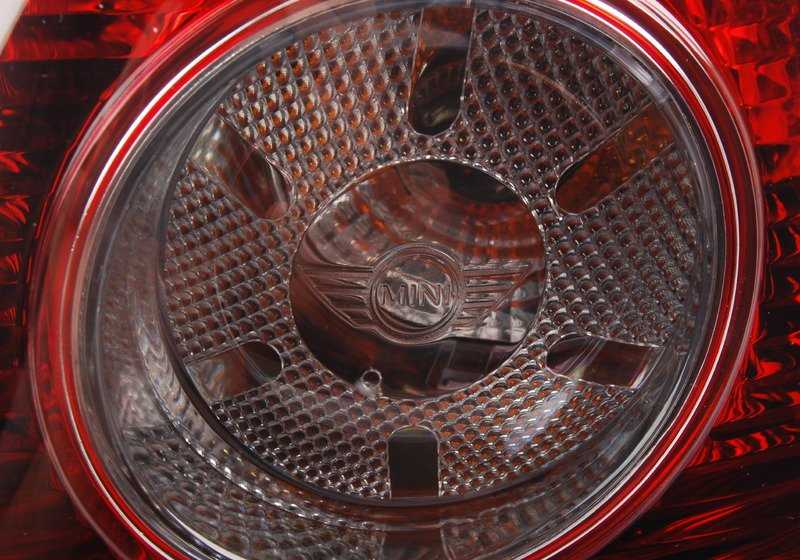 Piloto trasero derecho con intermitente blanco OEM 63212757012 para MINI R56 y R57. Compatible con versiones Cooper y Cooper S. Original MINI.