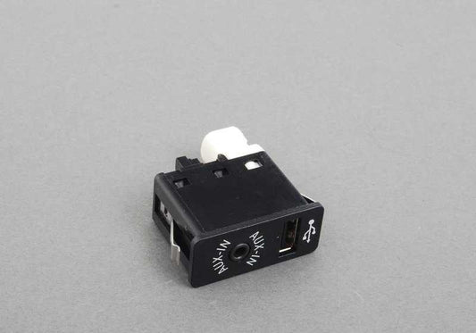 Entrada USB/AUX OEM 84109266607 para BMW F20, F21, F22, F23, F30, F31, F32, F33, F34, F36, F39, F45, F46, F48, F52, F55, F56, F57, F60, F15, F85, F16, F86, F25, F26, I01, I12. Original BMW.