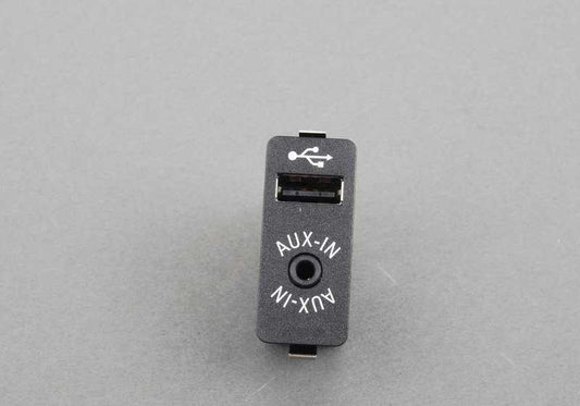 Entrada USB/AUX OEM 84109266607 para BMW F20, F21, F22, F23, F30, F31, F32, F33, F34, F36, F39, F45, F46, F48, F52, F55, F56, F57, F60, F15, F85, F16, F86, F25, F26, I01, I12. Original BMW.