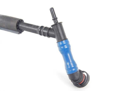 Tubo de ventilación de combustible OEM 16137845193 para BMW E82 M Coupé UR91 y UR93. Sistema de purga de gases/depósito. Original BMW.