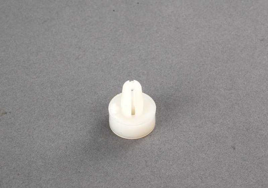 Tuerca de inserción OEM 51181973549 para BMW E30 y E34. Compatible con varios paneles y paragolpes. Pieza original BMW.