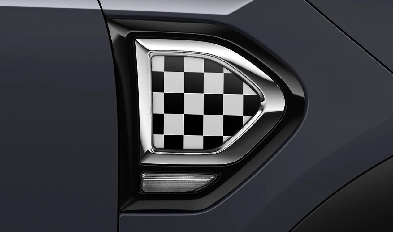 Embellecedor lateral derecho Chequered Flag Black/White OEM 51132413354 para MINI Countryman F60 (11/2015 - 07/2020), F60 LCI (05/2019 - 02/2024). Original MINI.