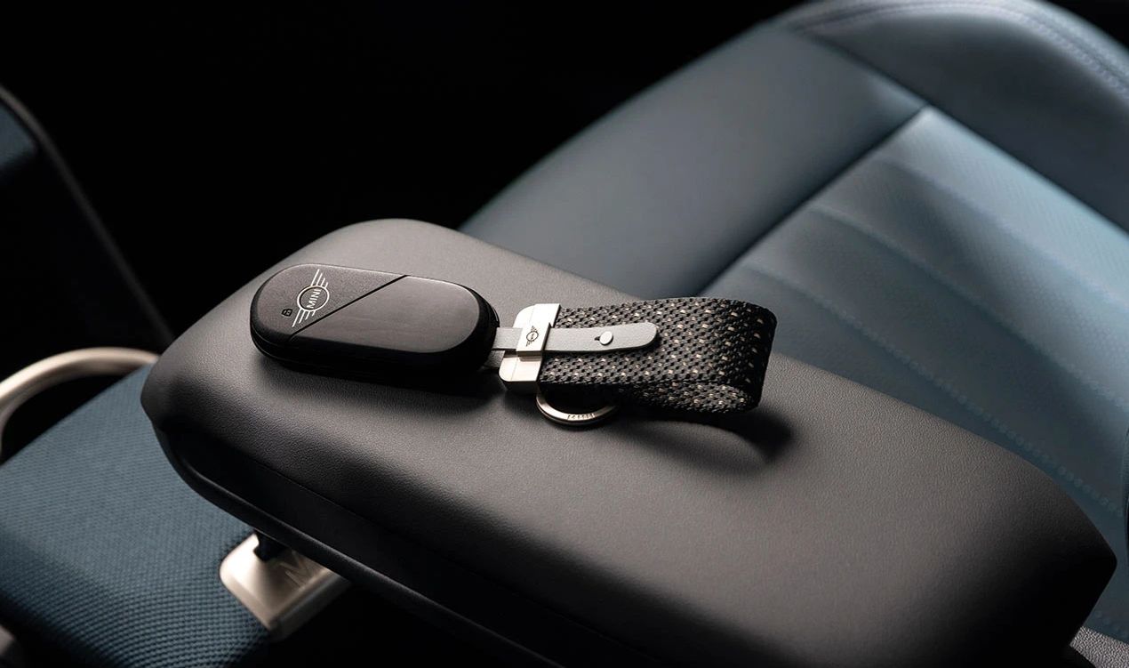 JCW OEM 82205B30D97 Schlüsselband für MINI F66, Cooper J01, F65, Aceman J05, Cabrio F67, Countryman U25... und mehr. Originaler MINI.