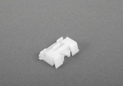Clip de fijación OEM 51137291271 para BMW F20, F21, F22, F30, F31, F32, F34, F36, F87. Pieza original BMW para sujeción de molduras exteriores y techo.