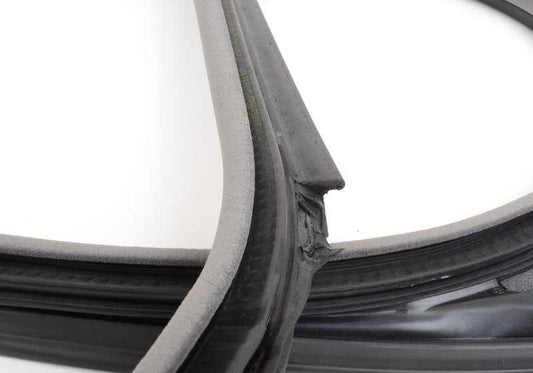 Protector de canto derecho OEM 51767008582 para BMW E63. Color gris basalto. Pieza original BMW.