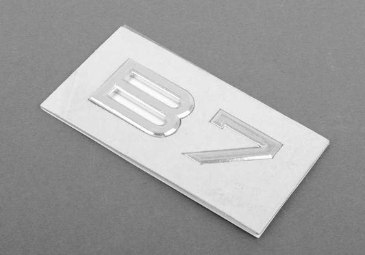 Inscripción trasera "B7" OEM 51147966300 para BMW Serie 7 {F01,F02,G12,E65}. Emblema original BMW. Ideal para reemplazar o personalizar el logotipo trasero del vehículo.