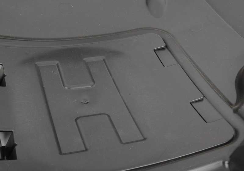 Revestimiento paso de rueda delantero izquierdo OEM 51717312837 para BMW F22, F23. Original BMW.