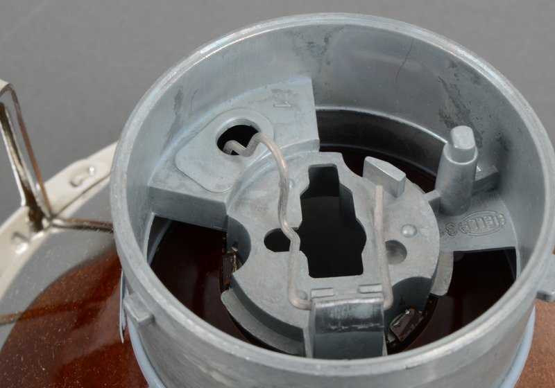Luz de carretera derecha OEM 63121378338 para BMW E34, E32. Compatible con faros HELLA. Repuesto original BMW.