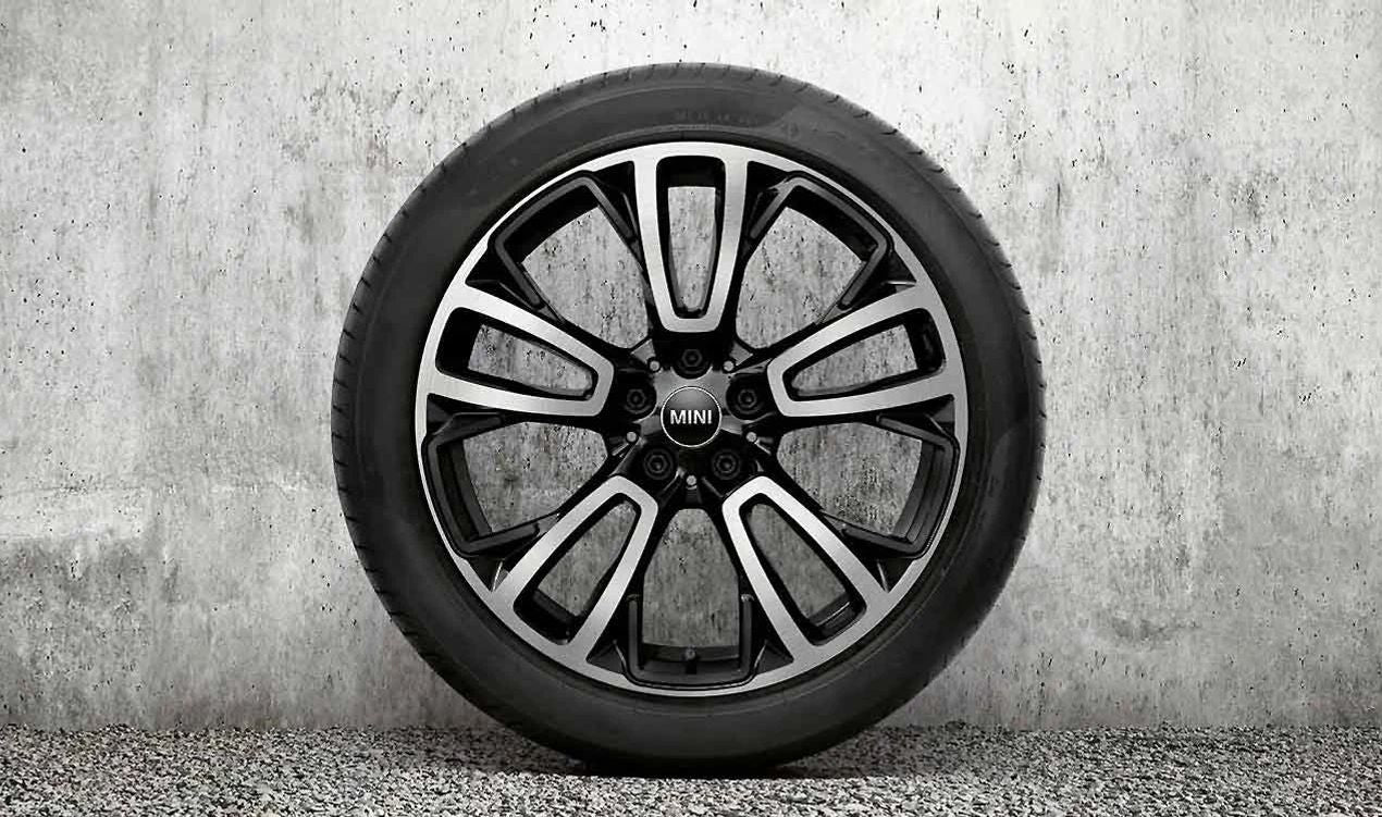 Llanta de aleación 19" JCW Circuit Spoke 592 OEM 36116883352 para MINI F54 (varios modelos). Color Jet Black Uni. Original MINI. Ideal como llanta de recambio o para mejorar estética y rendimiento.
