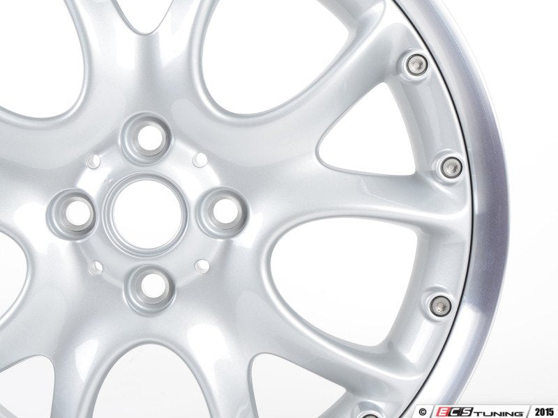 Cerchi in lega 2 pezzi argento 7Jx17 ET48 OEM 36116775686 per MINI R50, R53, R56, R55 Clubman, R52 Cabrio, R57 Cabrio, R58 Coupé, R59 Roadster... e altro ancora. MINI originale.