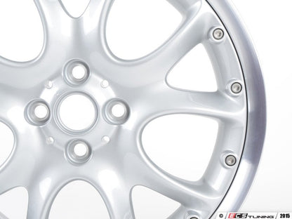 Cerchi in lega 2 pezzi argento 7Jx17 ET48 OEM 36116775686 per MINI R50, R53, R56, R55 Clubman, R52 Cabrio, R57 Cabrio, R58 Coupé, R59 Roadster... e altro ancora. MINI originale.