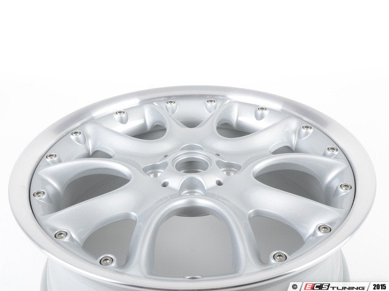 Cerchi in lega 2 pezzi argento 7Jx17 ET48 OEM 36116775686 per MINI R50, R53, R56, R55 Clubman, R52 Cabrio, R57 Cabrio, R58 Coupé, R59 Roadster... e altro ancora. MINI originale.