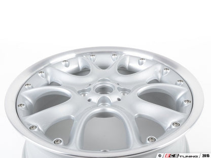 Cerchi in lega 2 pezzi argento 7Jx17 ET48 OEM 36116775686 per MINI R50, R53, R56, R55 Clubman, R52 Cabrio, R57 Cabrio, R58 Coupé, R59 Roadster... e altro ancora. MINI originale.