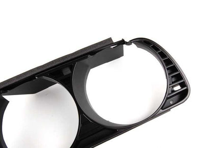 Rejilla embellecedora izquierda OEM 51131945885 para BMW E30 318i {modelos: 1079, 1089, 1092, 1094, 1341, 1381, 1384, 1394, AF62, AJ62}. Original BMW.