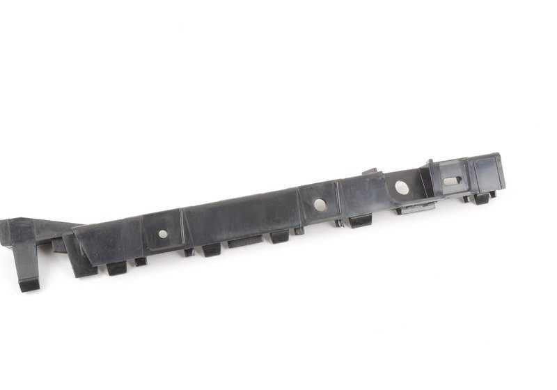 Soporte lateral derecho OEM 51777118160 para BMW E81, E82, E87, E88. Compatible con versiones 116d, 116i (N43, N45, N47). Pieza original BMW.