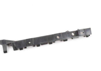 Soporte lateral derecho OEM 51777118160 para BMW E81, E82, E87, E88. Compatible con versiones 116d, 116i (N43, N45, N47). Pieza original BMW.