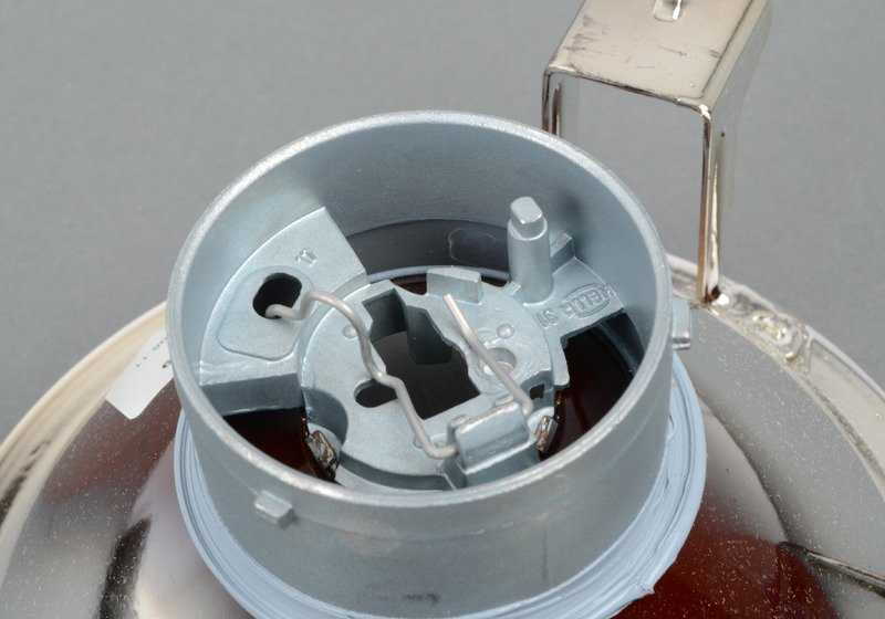 Luz larga izquierda OEM 63121378337 para BMW E34, E32. Recambio original BMW. Ideal para solucionar problemas de iluminación delantera sin complicaciones.