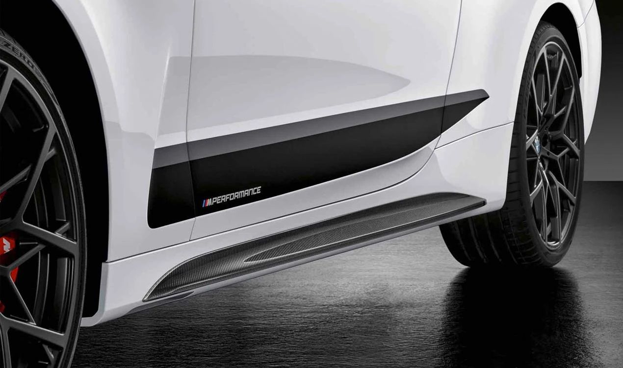 Vinilo lateral M Performance Frozen Black OEM 51145A11FA3 para BMW Serie 4 G22, G22N, G23, G23N. Aporta estilo deportivo con franjas en negro y gris. Original BMW.