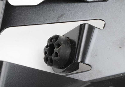 Soporte del depósito de aceite OEM 32416774767 para BMW E81, E82, E87, E88, E90, E91, E92, E93, E84. Original BMW.
