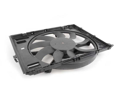 Alloggiamento dei fan con Fan OEM 17112283621 per BMW E90, E91, E92, E93. BMW originale.