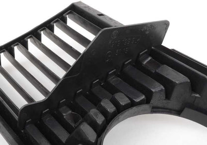 Grade decorativa esquerda 51131919199 para BMW E28. Ideal para substituir ou renovar a grade do lado frontal. Compatível com todos os modelos E28. Substituição original da BMW.