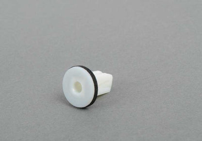 Clip sujeción molduras OEM 51478108210 para BMW E31. Pieza original BMW.