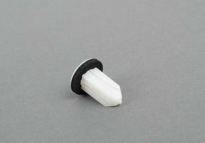 Clip sujeción molduras OEM 51478108210 para BMW E31. Pieza original BMW.