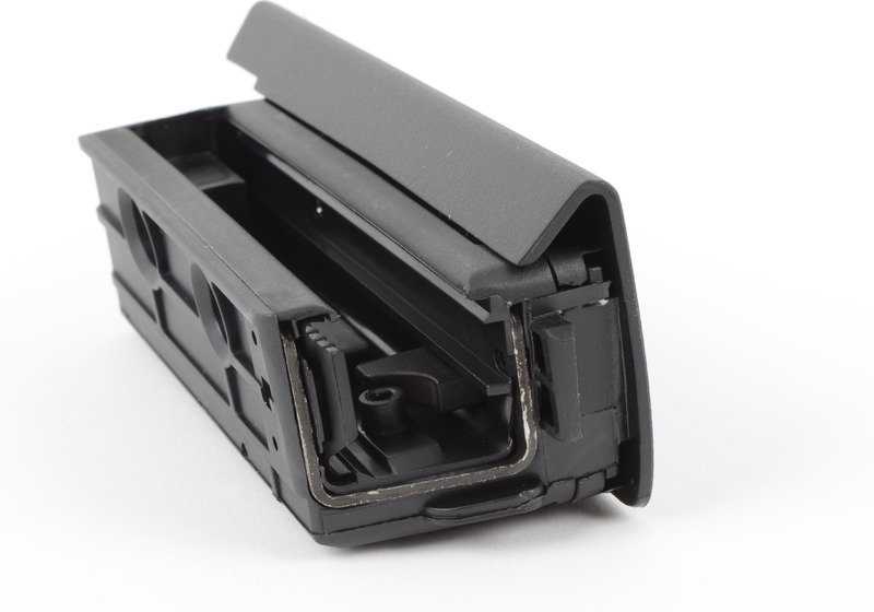 Soporte derecho para cortinilla parasol trasera OEM 51477033550 para BMW X5 E53. Original BMW.