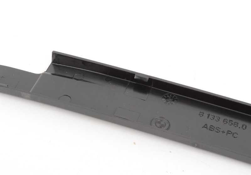 COUVERTURE COUVERTURE OEM droit 51498133658 pour BMW E34 (518i, 520i, 525i). Pièce BMW originale.